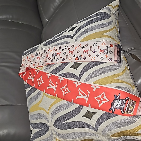 Lv purse scarf I have 2 of this print - Picture 2 of 4